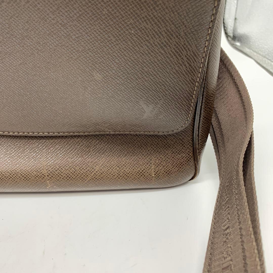 ルイヴィトン タイガ サヤン ショルダーバッグ グリズリ レザー M30918