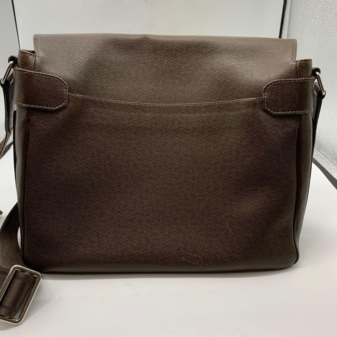 ルイヴィトン タイガ サヤン ショルダーバッグ グリズリ レザー M30918