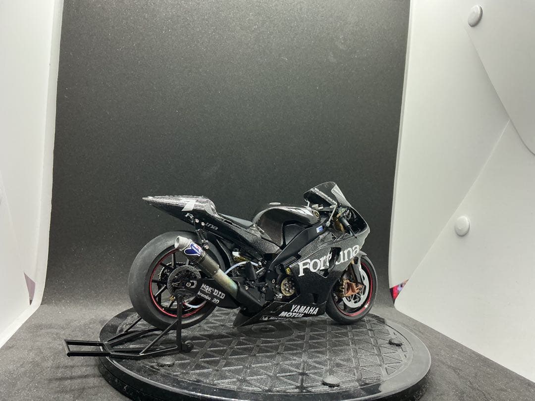 ④ テスト車両　ヤマハYZR-M1 #７カルロスチェカ　カーボン風外装プラモデル