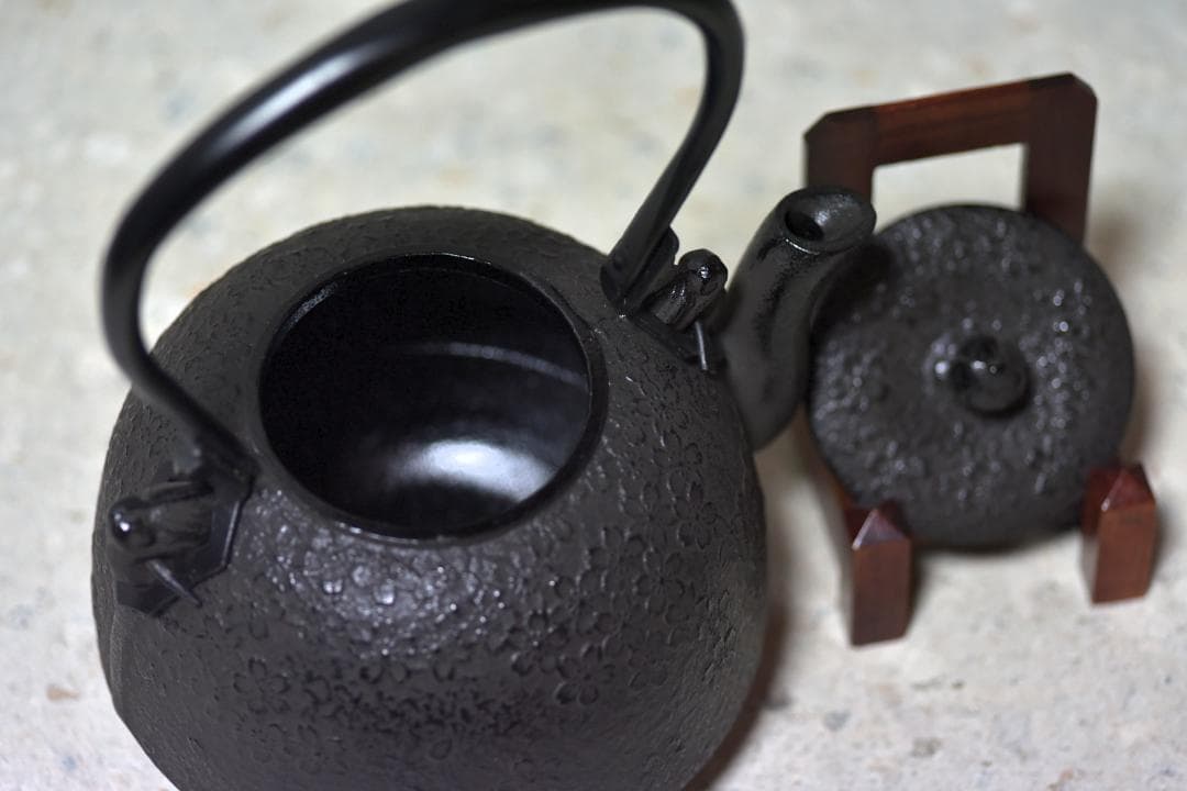 南部鉄瓶　鍋元造桜鉄瓶　【極上品】紙箱入り/お茶道具