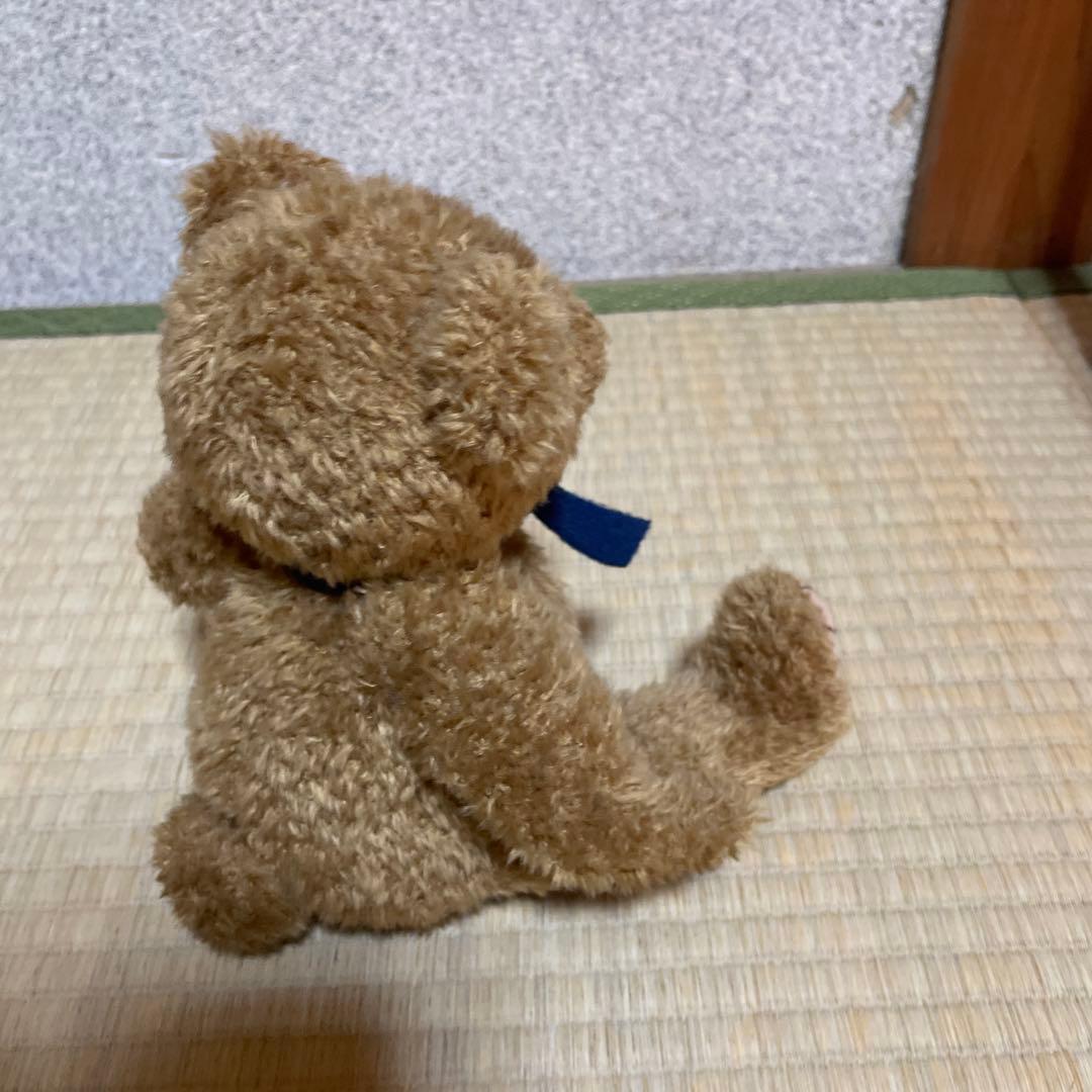 茶色のリボン付きぬいぐるみ