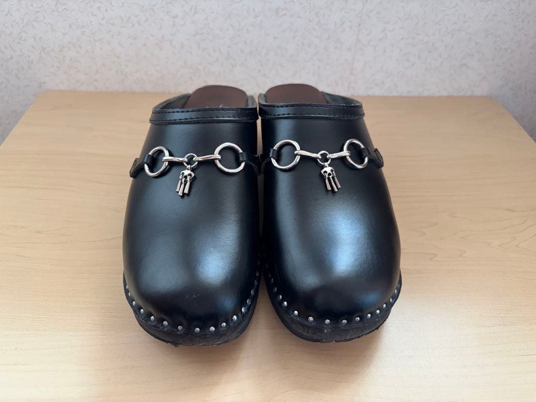 Needles × Troentorp ブラックレザーサボサンダル スタッズ付き