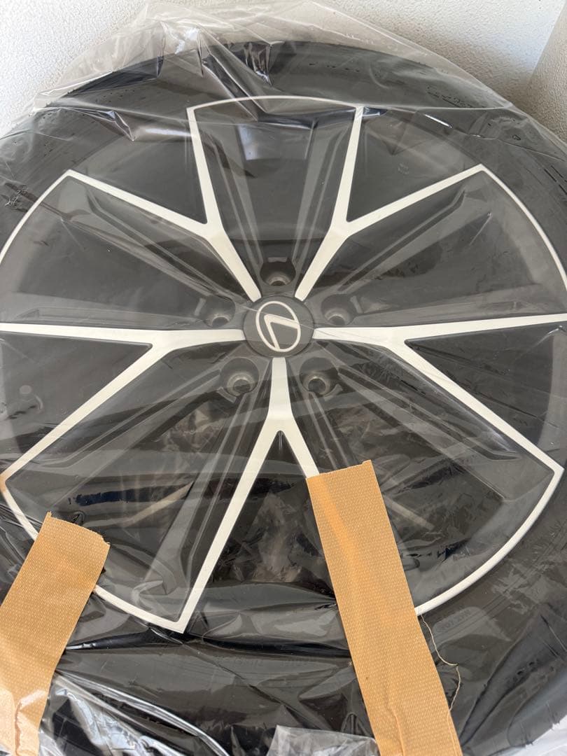 LEXUS LBX 225/55R18ブラック シルバー ホイールとタイヤ