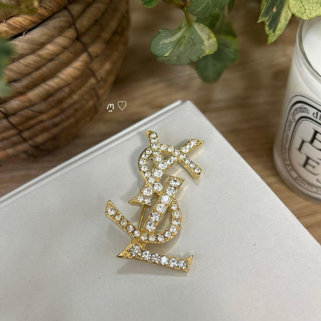 イヴサンローラン　YSLロゴ　ラインストーンブローチ　カサンドラ　スワロフスキー