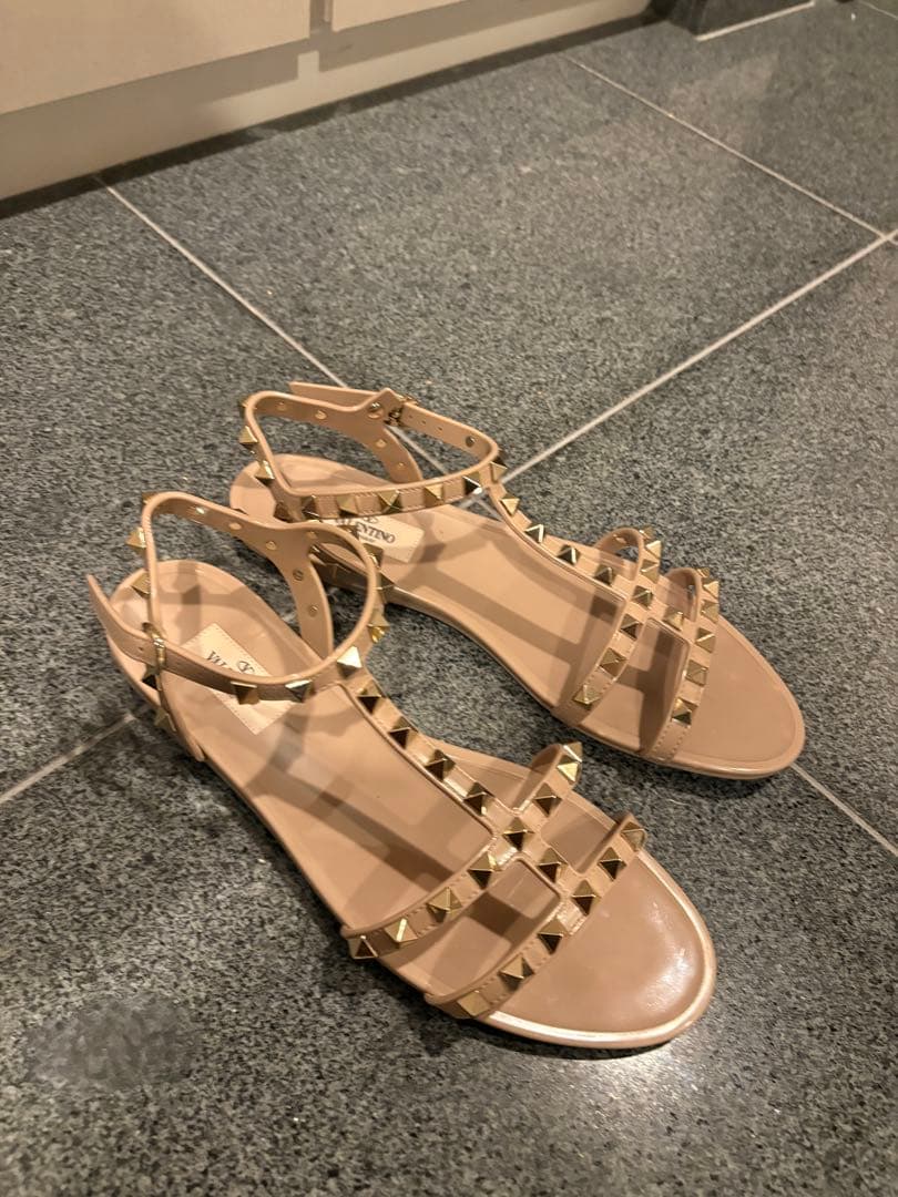 VALENTINO（ヴァレンティノ）ロックスタッズ フラットサンダル