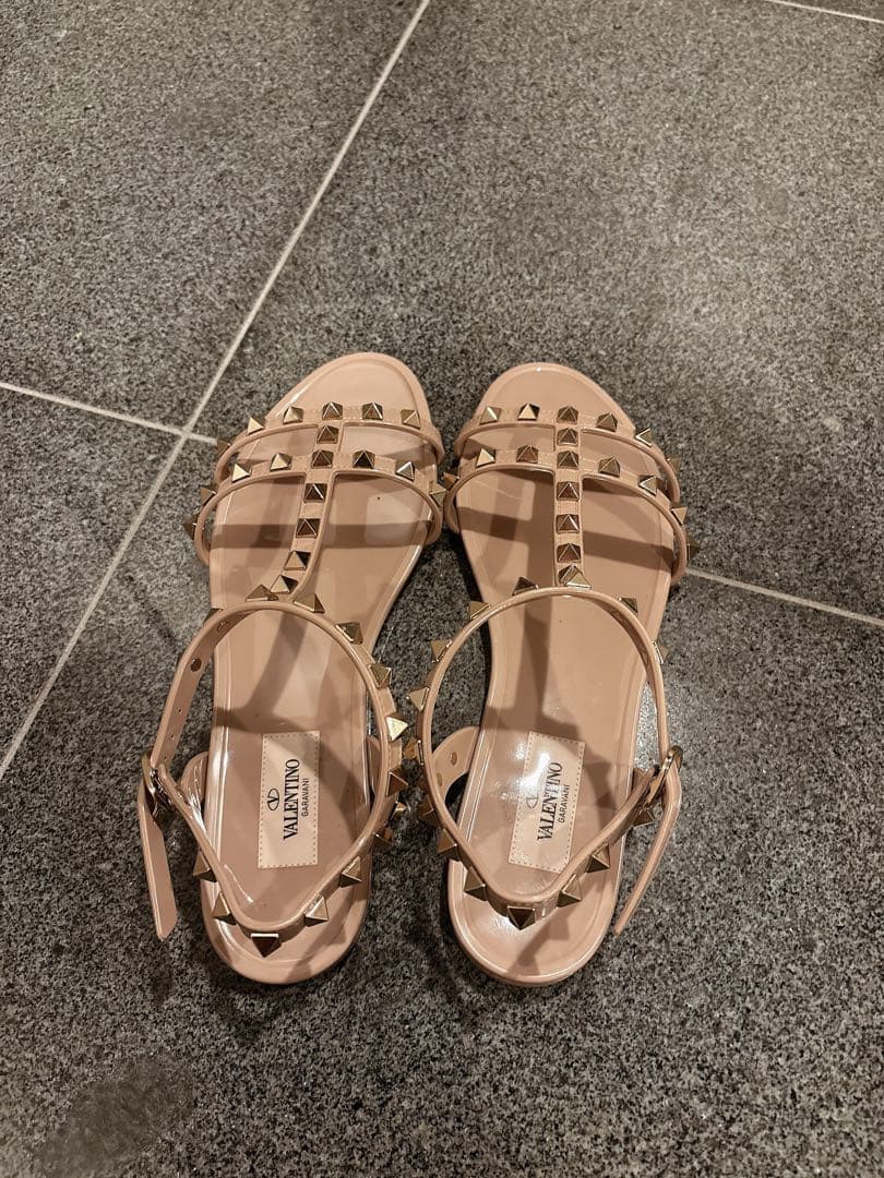 VALENTINO（ヴァレンティノ）ロックスタッズ フラットサンダル