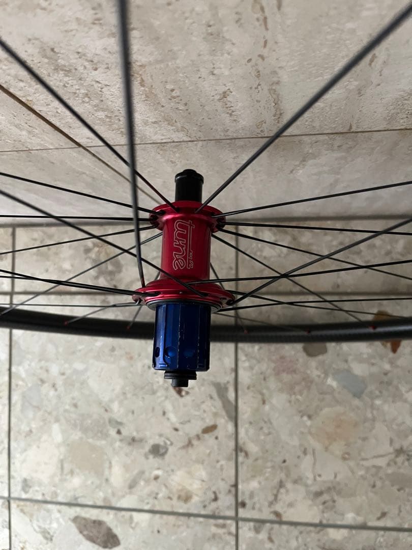 軽量カーボンホイール tune 980g