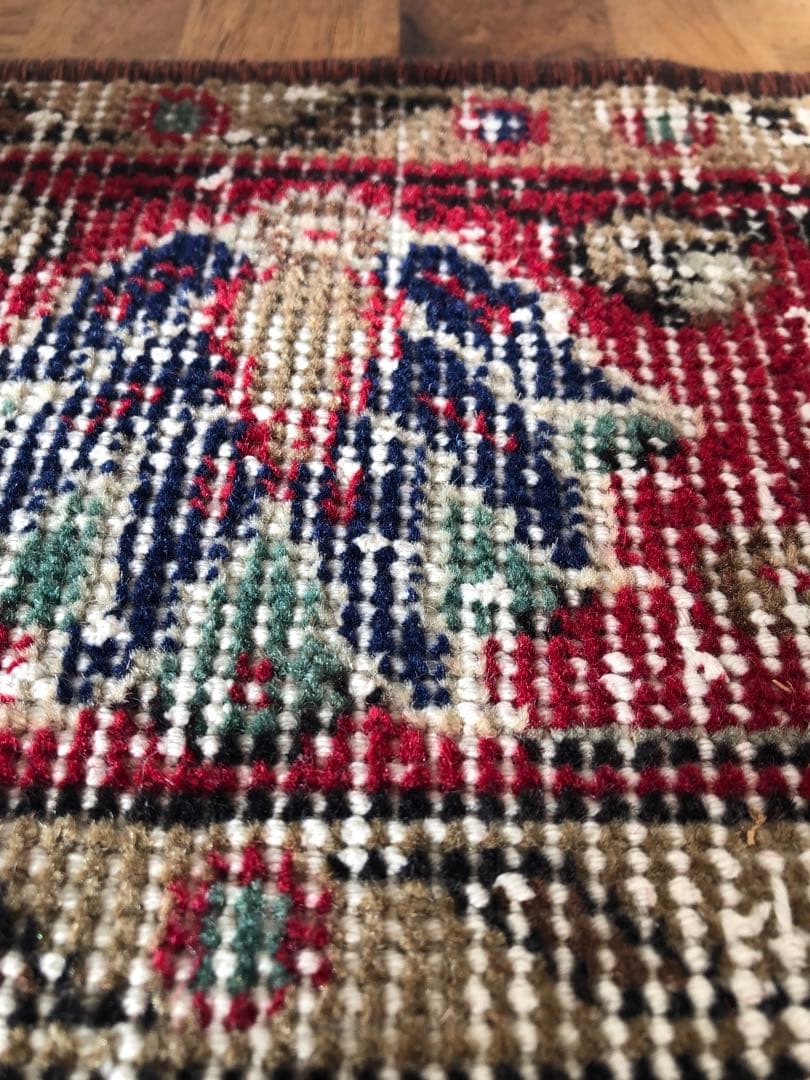 ✧美しいredと優しいbeige ✧ビンテージ　トルコ　トライバルラグ　半円ラグ