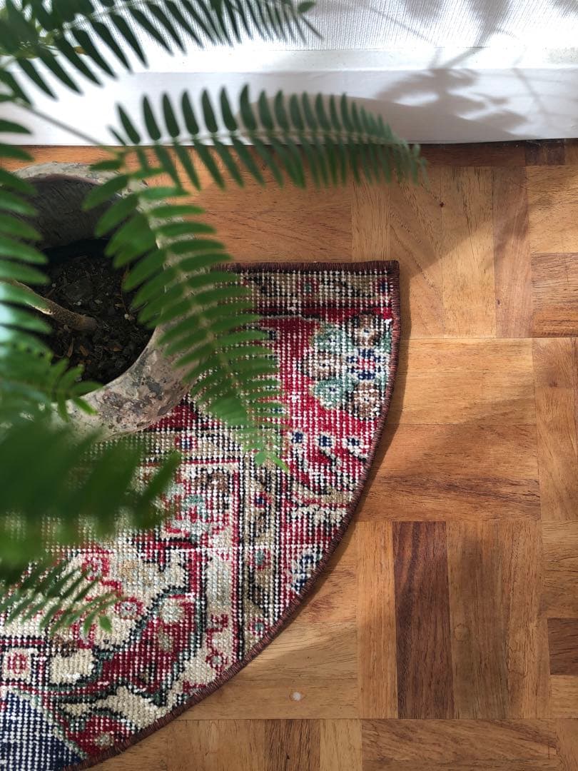 ✧美しいredと優しいbeige ✧ビンテージ　トルコ　トライバルラグ　半円ラグ