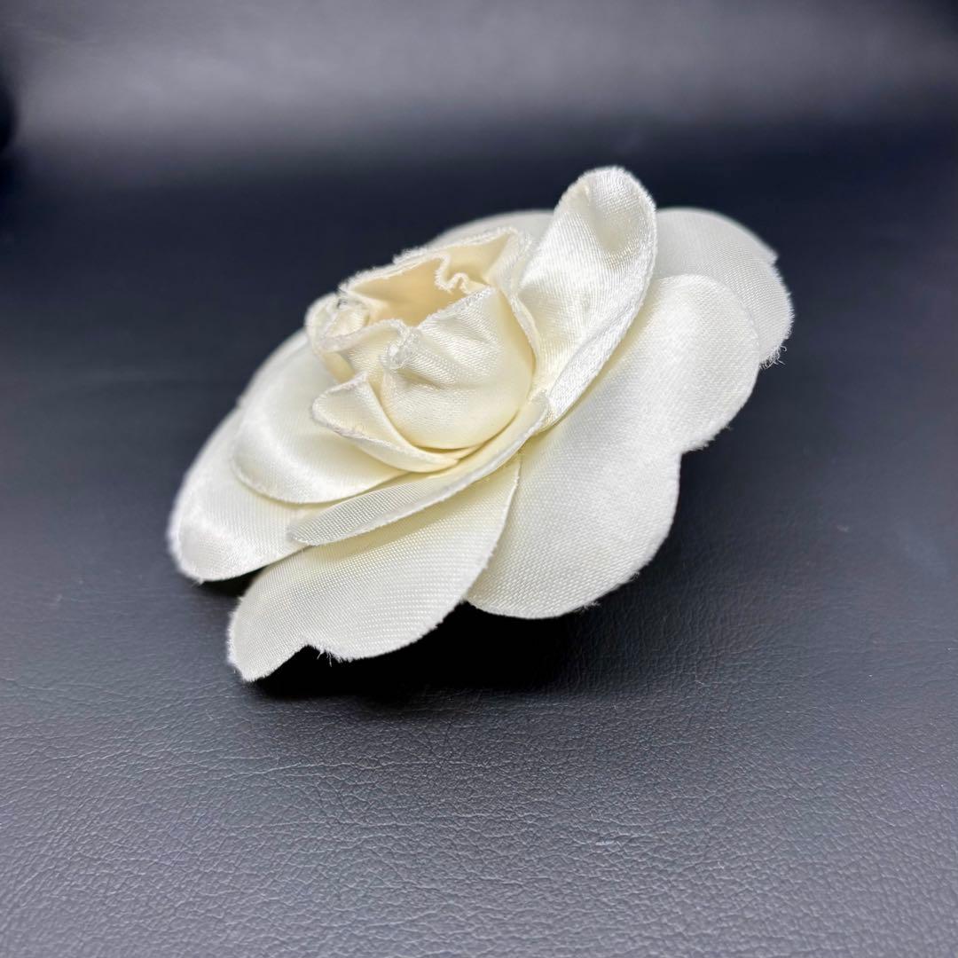 【美品】【シャネル】コサージュ ブローチ カメリア 白 入園式 入学式 式典など