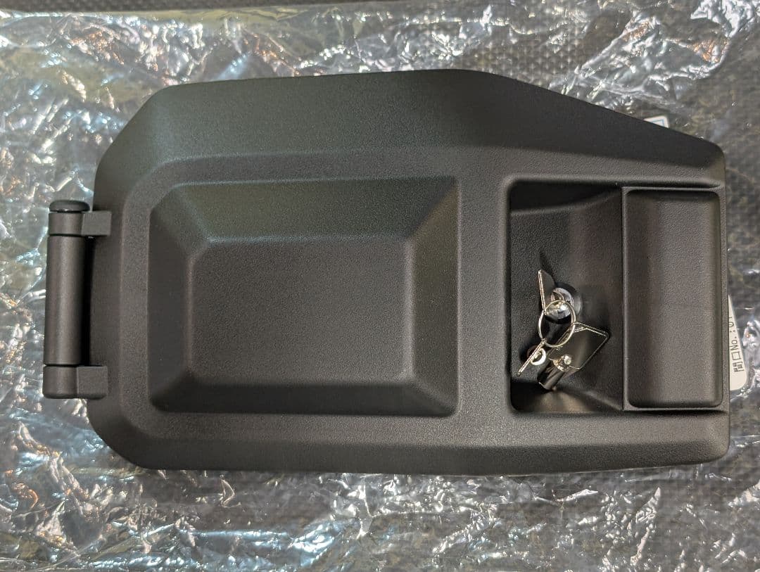 ま*ん様 ランクル70再再販(GDJ76W) 尿素リッドカバー 鍵付き加工