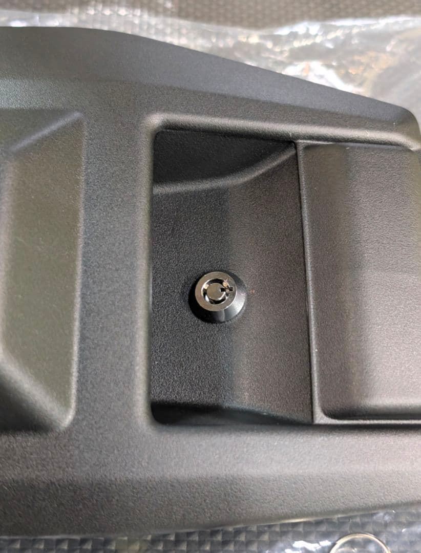 ま*ん様 ランクル70再再販(GDJ76W) 尿素リッドカバー 鍵付き加工