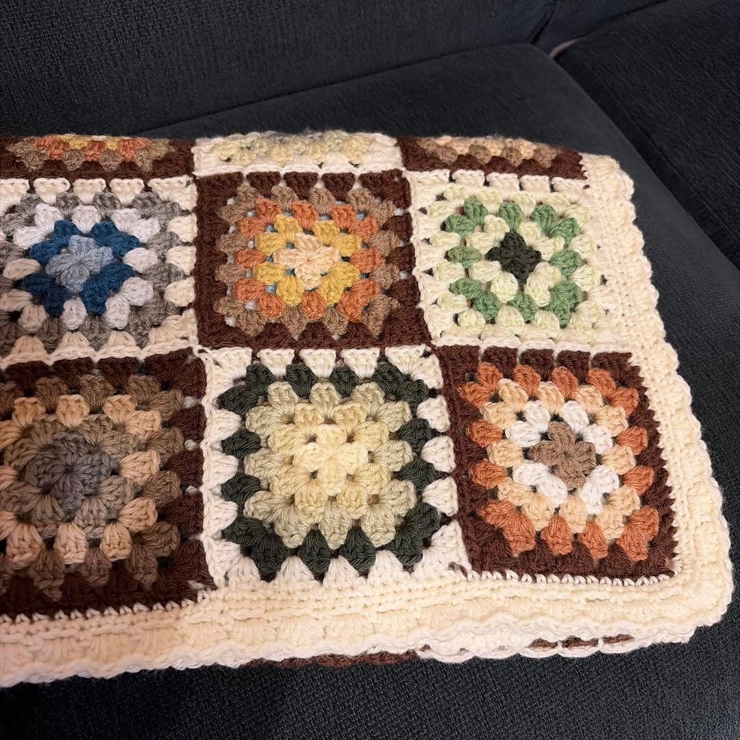 ハンドメイド　グラニースクエア編みブランケット