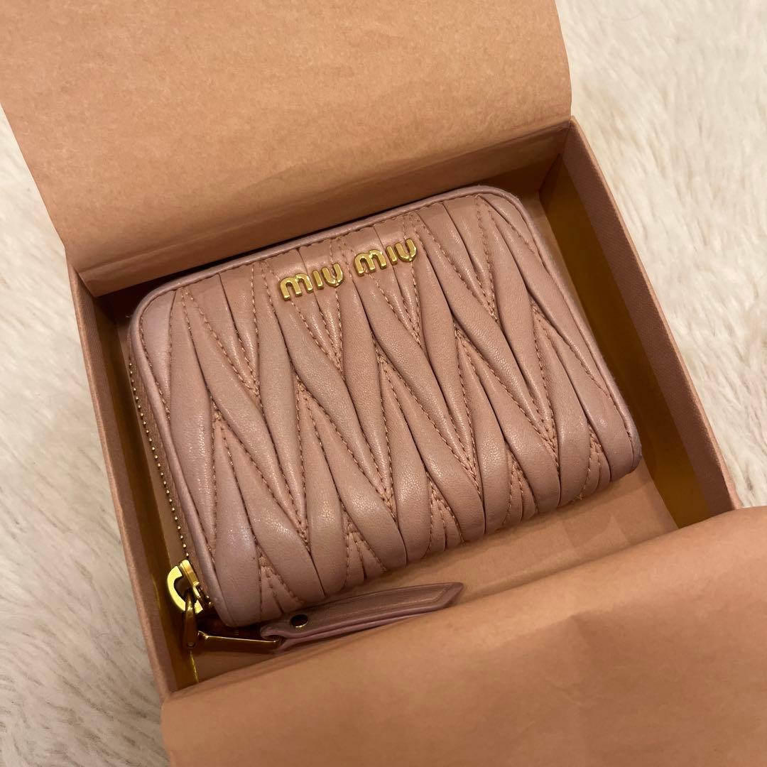 Miu Miu 折り財布 ピンクベージュ ケースマテラッセ