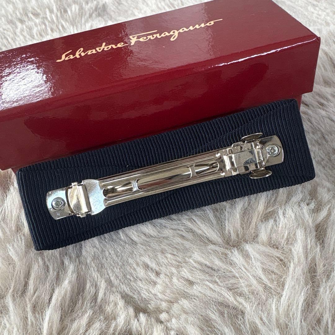 Ferragamo フェラガモ ネイビー×シルバー ヴァラリボン バレッタ