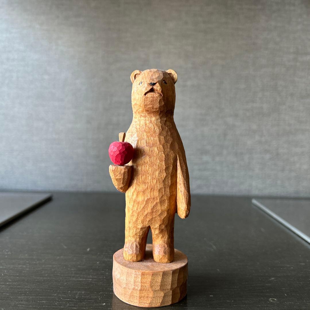 江籠正樹作　木製クマの彫刻 赤いリンゴ付き