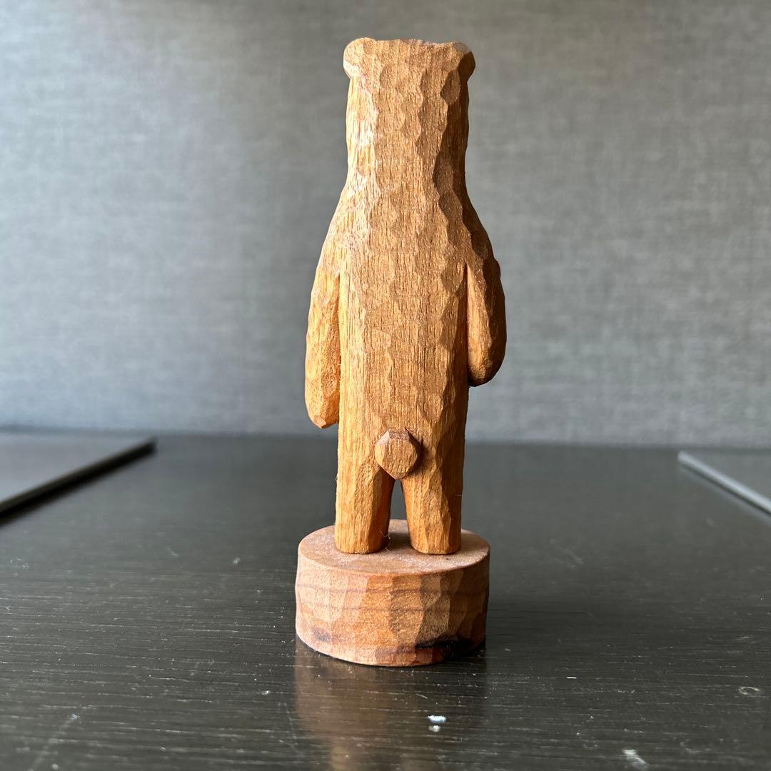 江籠正樹作　木製クマの彫刻 赤いリンゴ付き