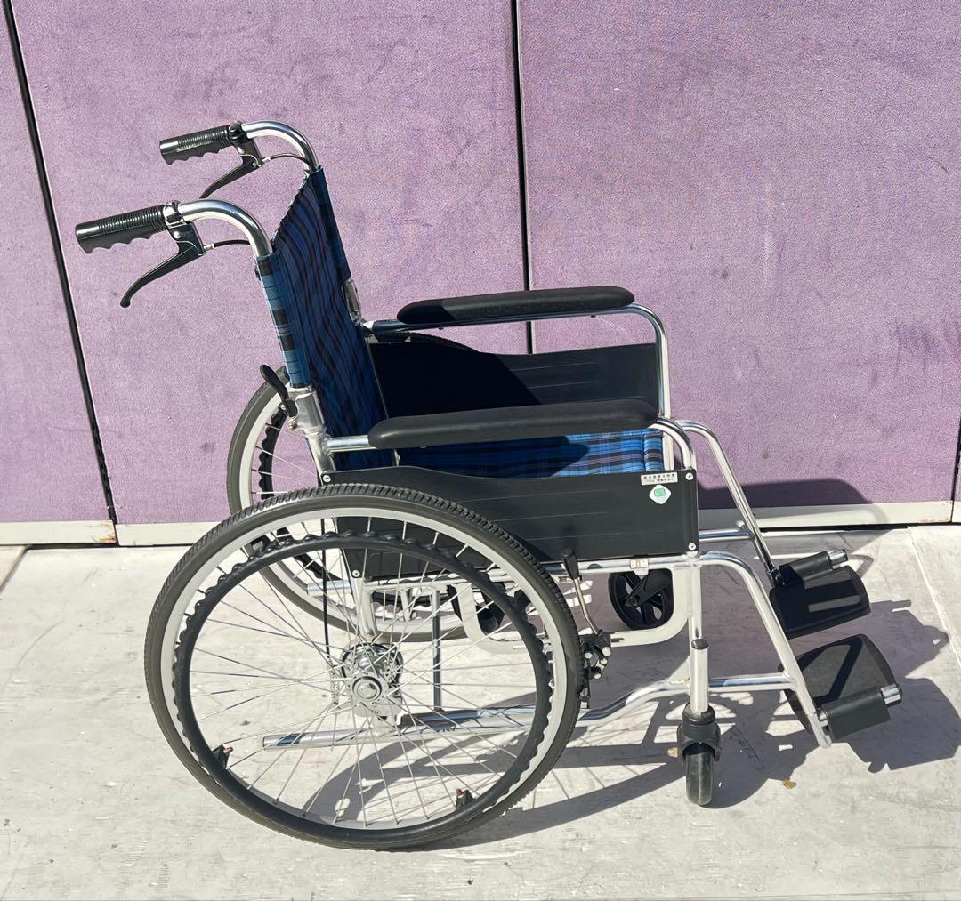 青と黒のチェック柄自走用車椅子マキテック車椅子 KSシリーズ自走式 折りたたみ式