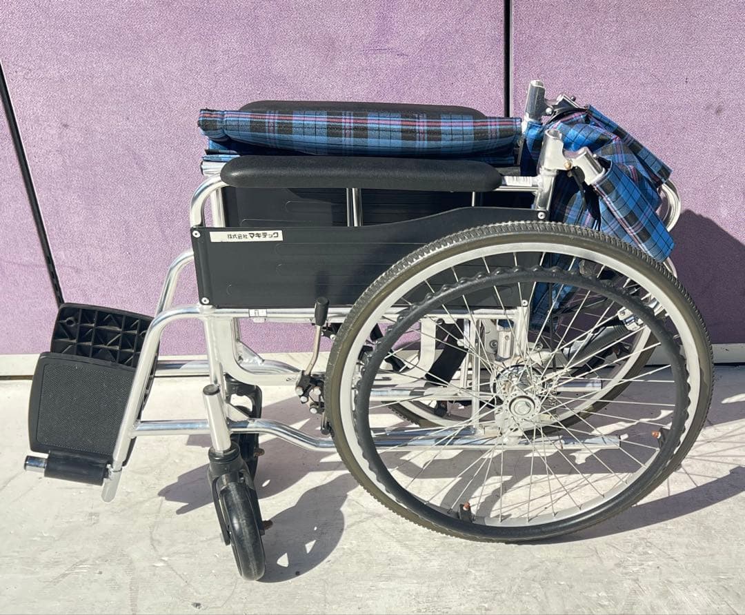 青と黒のチェック柄自走用車椅子マキテック車椅子 KSシリーズ自走式 折りたたみ式