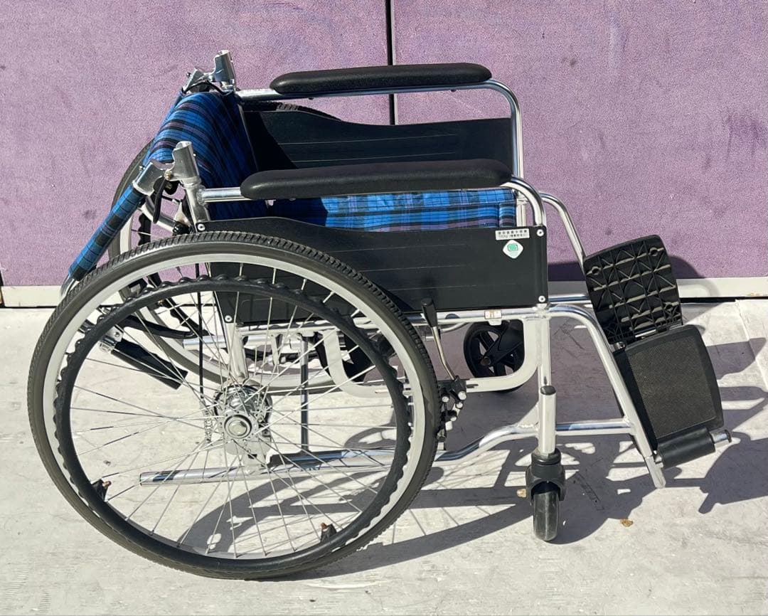 青と黒のチェック柄自走用車椅子マキテック車椅子 KSシリーズ自走式 折りたたみ式