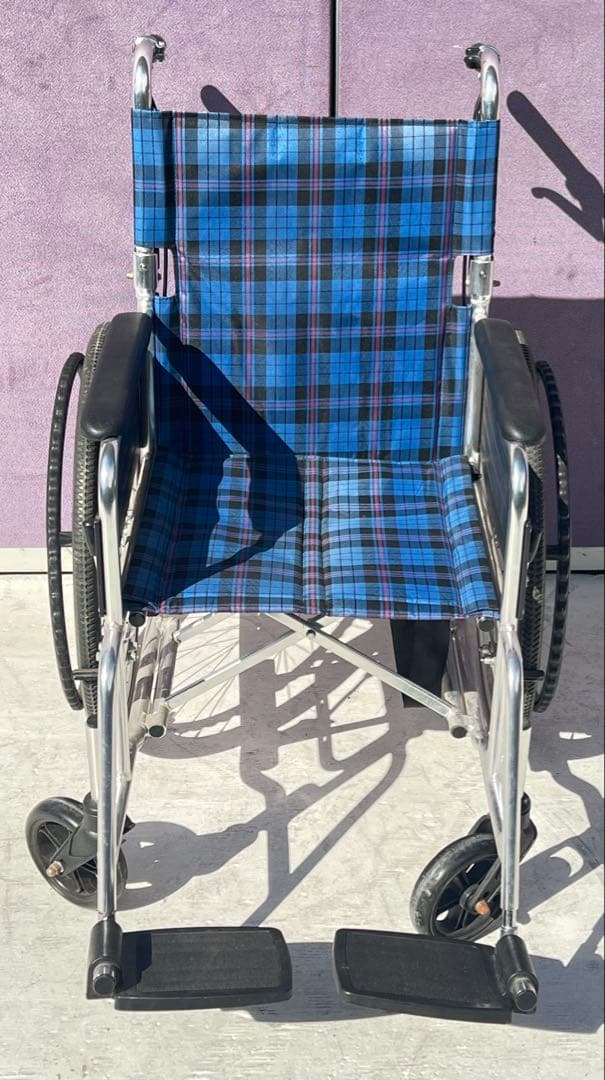 青と黒のチェック柄自走用車椅子マキテック車椅子 KSシリーズ自走式 折りたたみ式