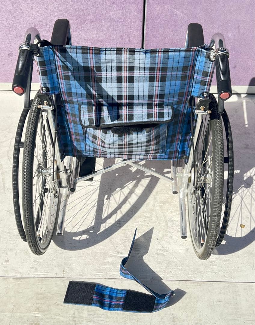 青と黒のチェック柄自走用車椅子マキテック車椅子 KSシリーズ自走式 折りたたみ式