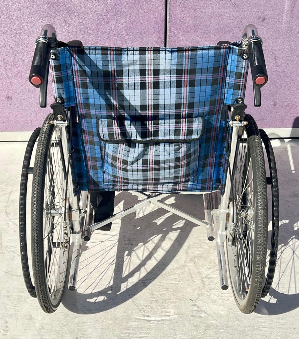 青と黒のチェック柄自走用車椅子マキテック車椅子 KSシリーズ自走式 折りたたみ式