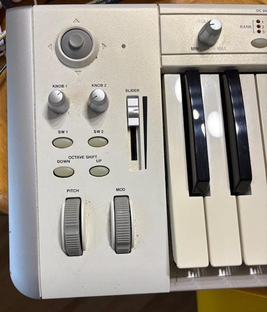 KORG　61鍵キーボード　X脚・オプションACアダプター付