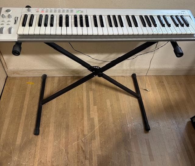 KORG　61鍵キーボード　X脚・オプションACアダプター付