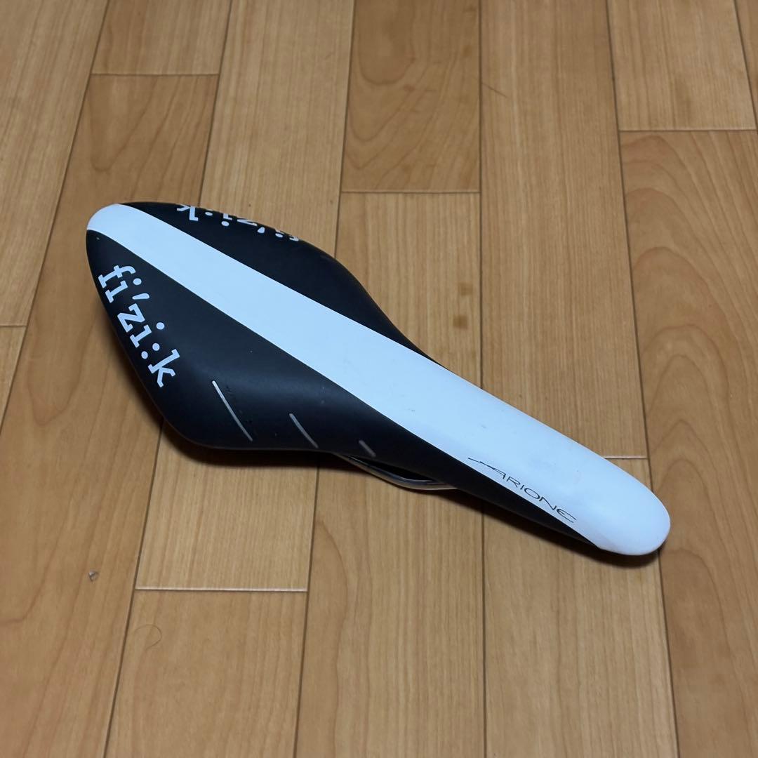 フィジーク アリオネ R3 サドル