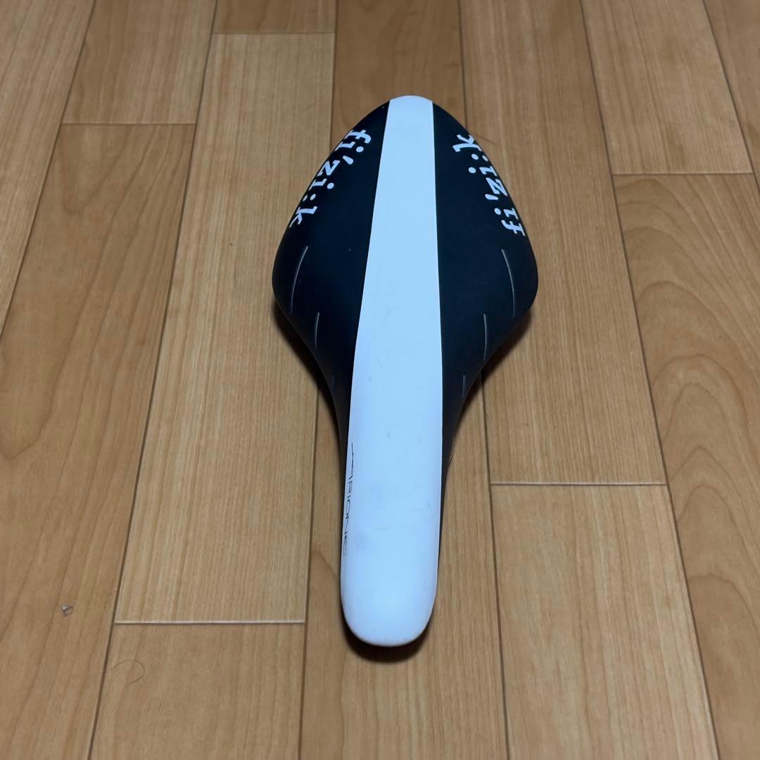 フィジーク アリオネ R3 サドル
