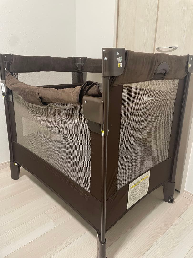 ココネル エアープラス 折り畳みベビーベッド　ブラウン　チョコレート