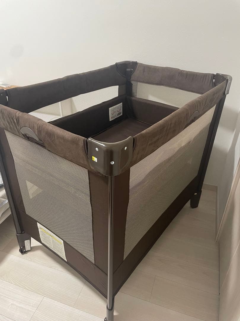 ココネル エアープラス 折り畳みベビーベッド　ブラウン　チョコレート