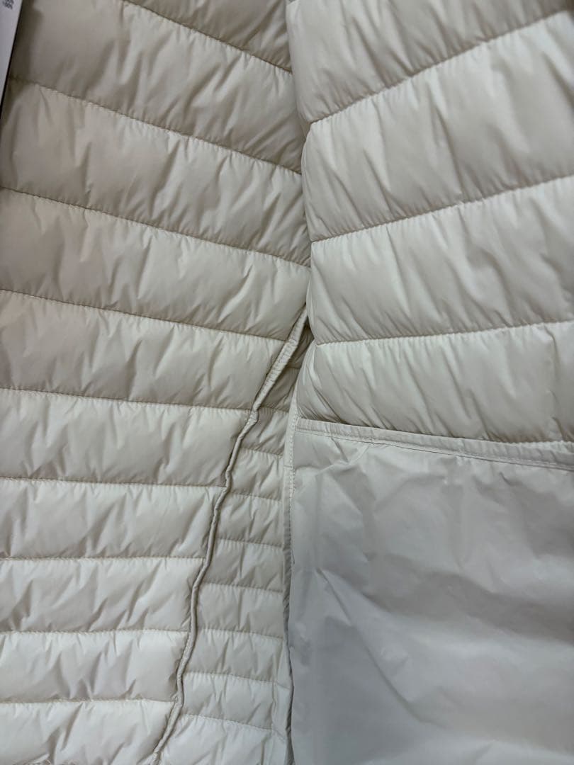 BOSS 国内正規品アイボリー ダウンベスト 新品タグ付き Sサイズ 現行タグ