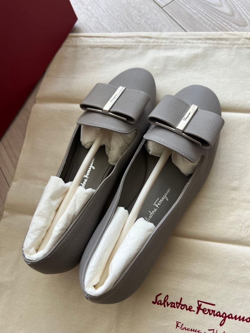 週末お値下げ新品　フェラガモ　SARNOリボンパンプス22.5㎝