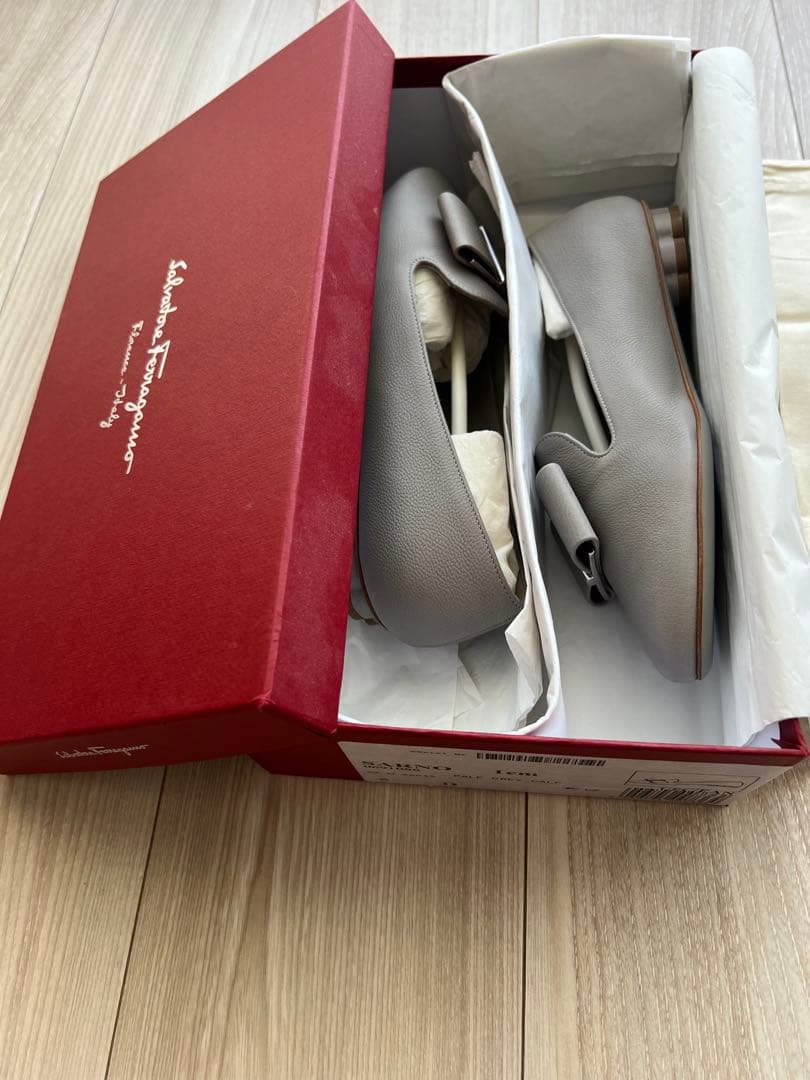週末お値下げ新品　フェラガモ　SARNOリボンパンプス22.5㎝