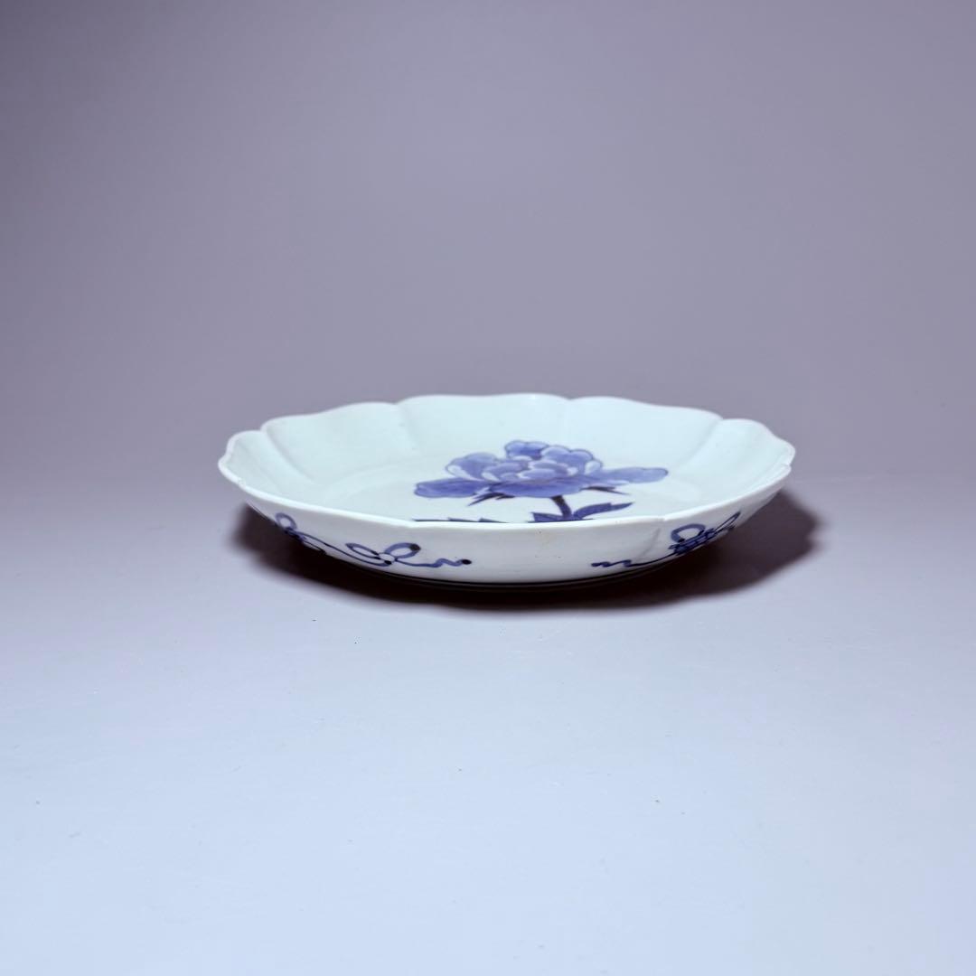 江戸期　古伊万里　染付牡丹文輪花形七寸皿　大明成化年製　裏七宝結文　古美術　桐箱