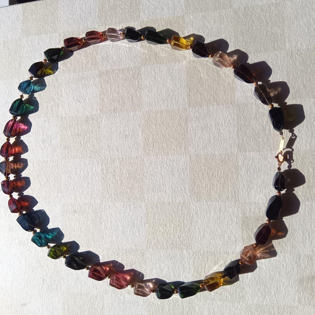 プレートにＫ１８の刻印ある多彩なクリスタルのネックレス