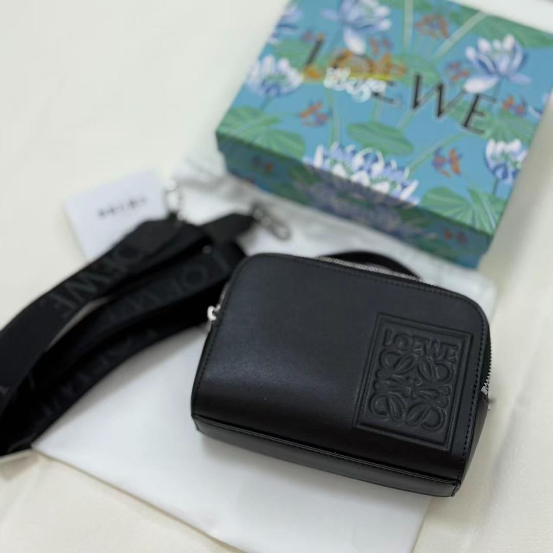 ブラックレザーのメッセンジャーバッグ、ジッパー付きポケット