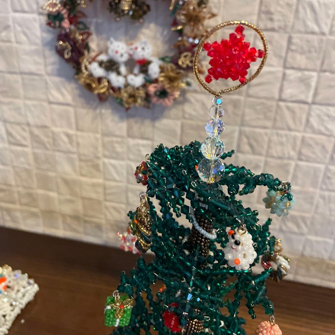 ＊ビーズとスワロフスキーのクリスマスツリー2個&サンタ３個&クマのリース＊