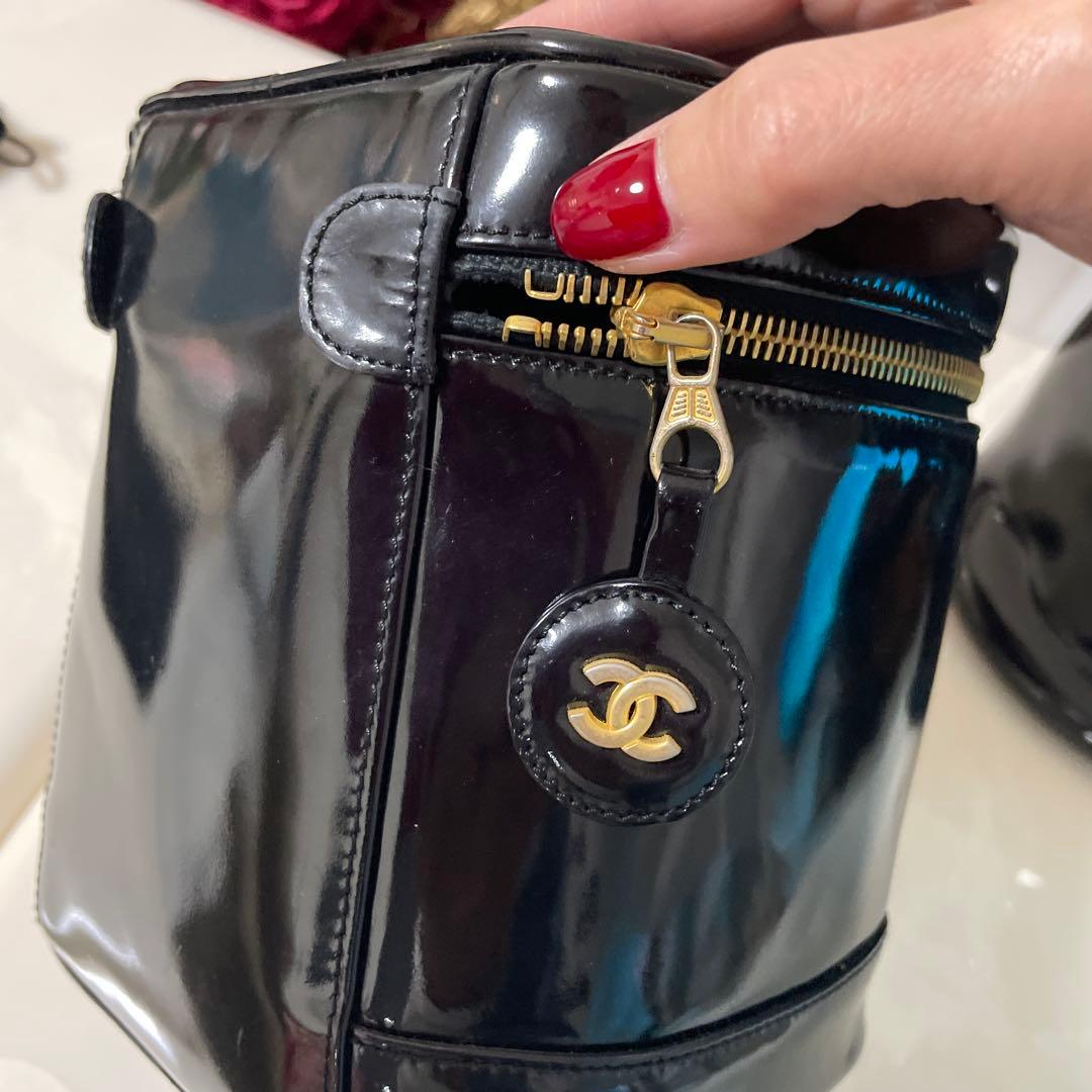 CHANELエナメルバニティバック