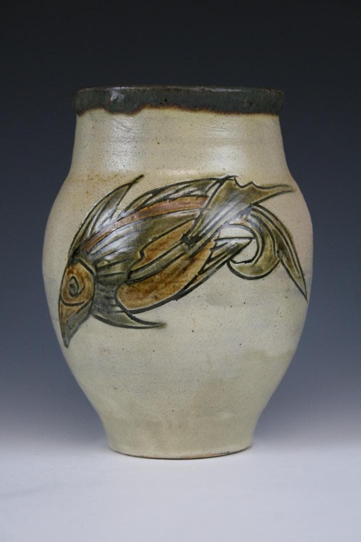 壺屋焼 人間国宝 金城次郎 作　魚文広花瓶