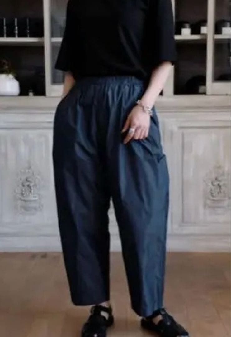 ロエフ　グロッシータフタクロップドパンツ 試着のみ　定価27500円