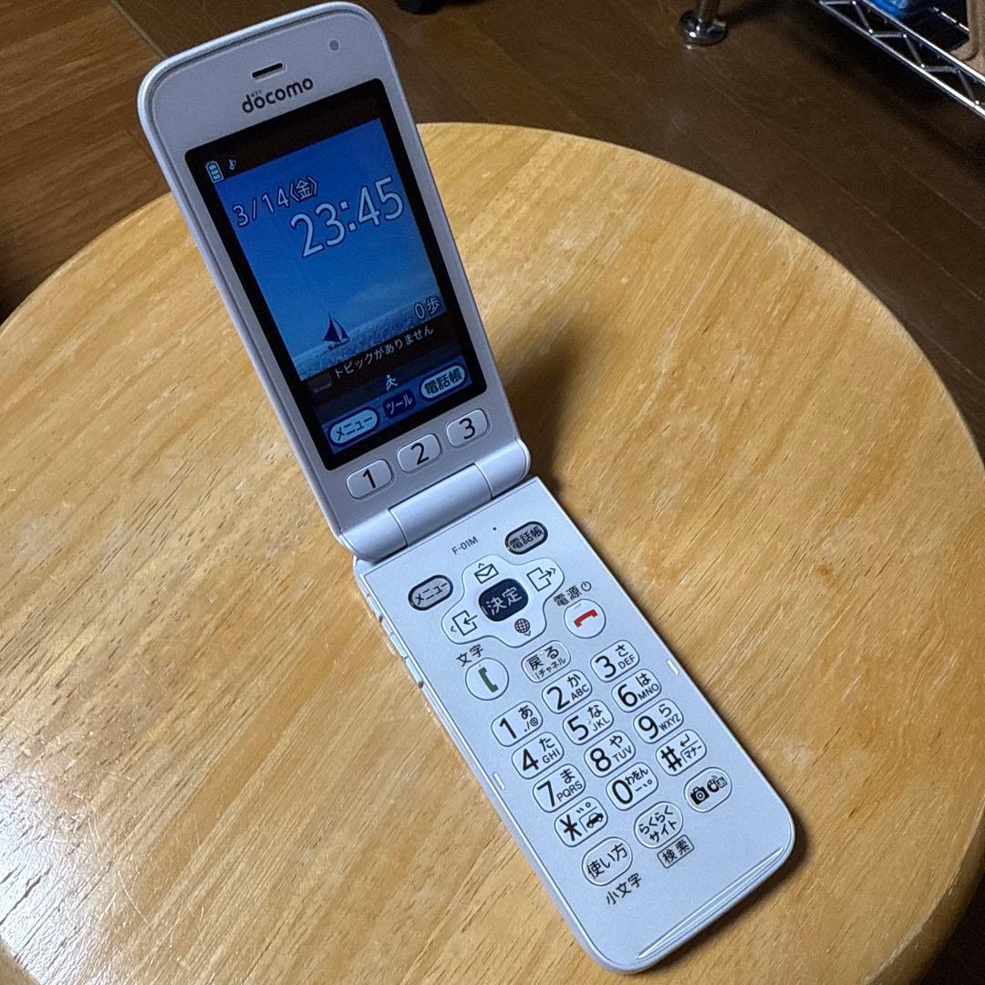 docomo F-01M ホワイト 折りたたみ式