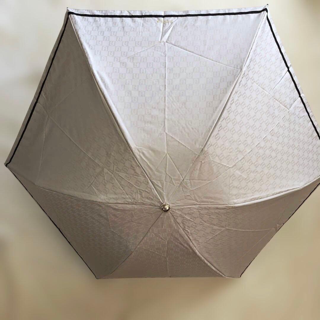 フルラ 日傘　晴雨兼用　遮熱遮光　折りたたみ傘　アーチロゴ　ベージュ系