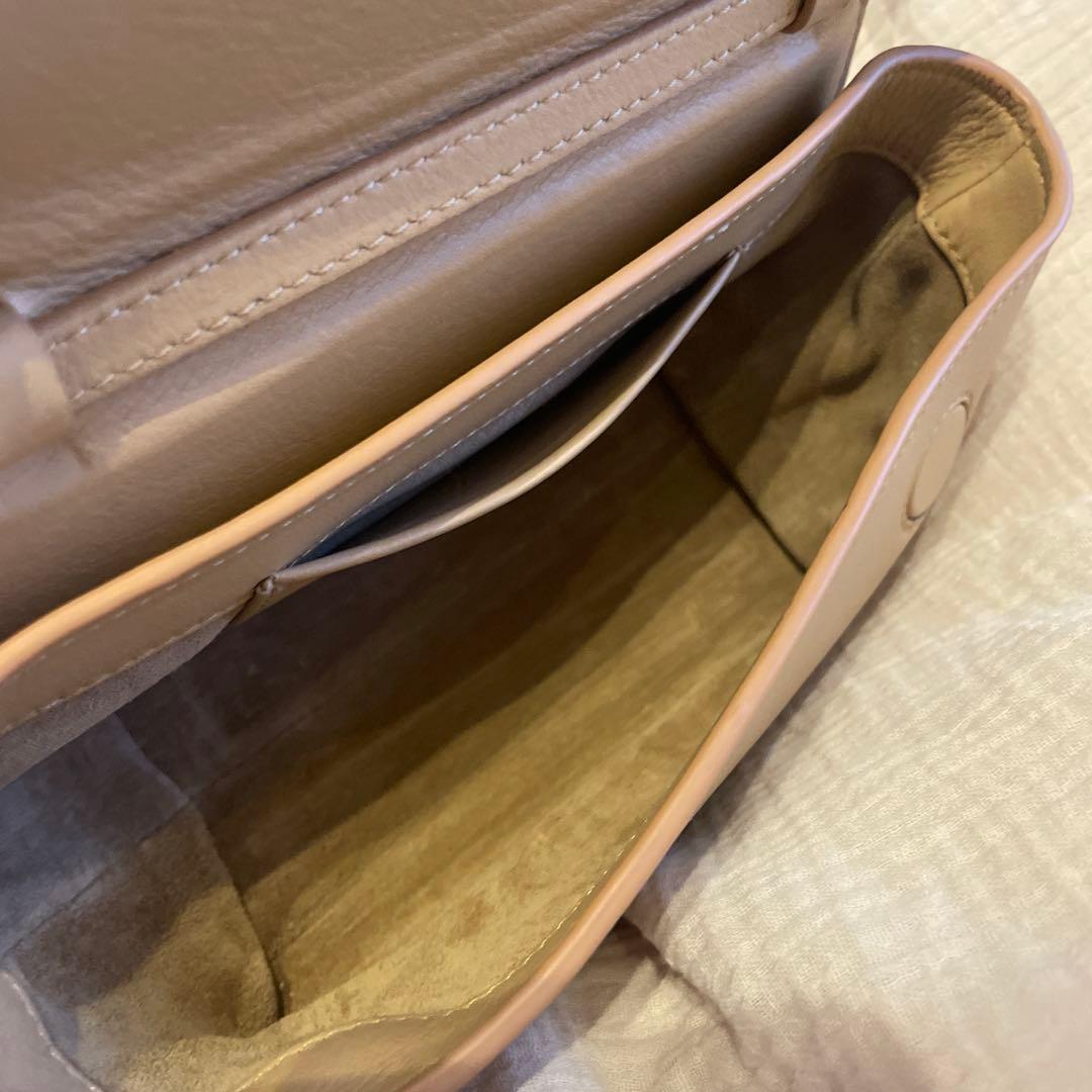 MIUURベージュ フラップボディバッグ