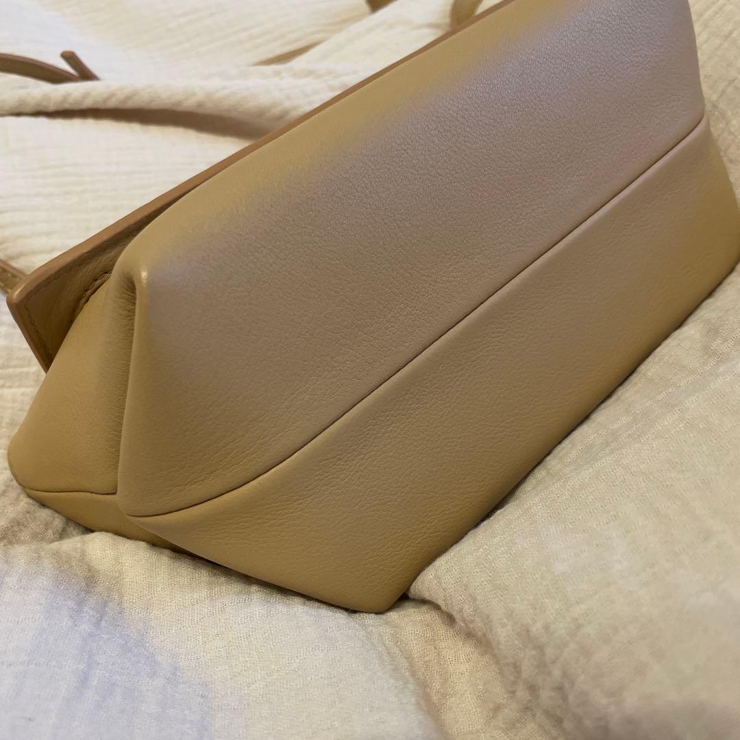 MIUURベージュ フラップボディバッグ