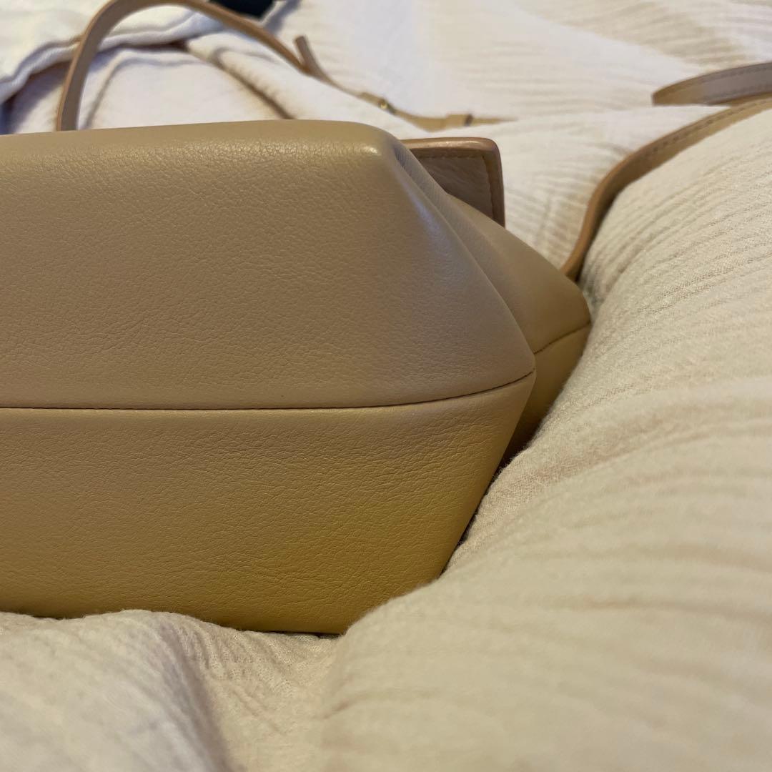 MIUURベージュ フラップボディバッグ