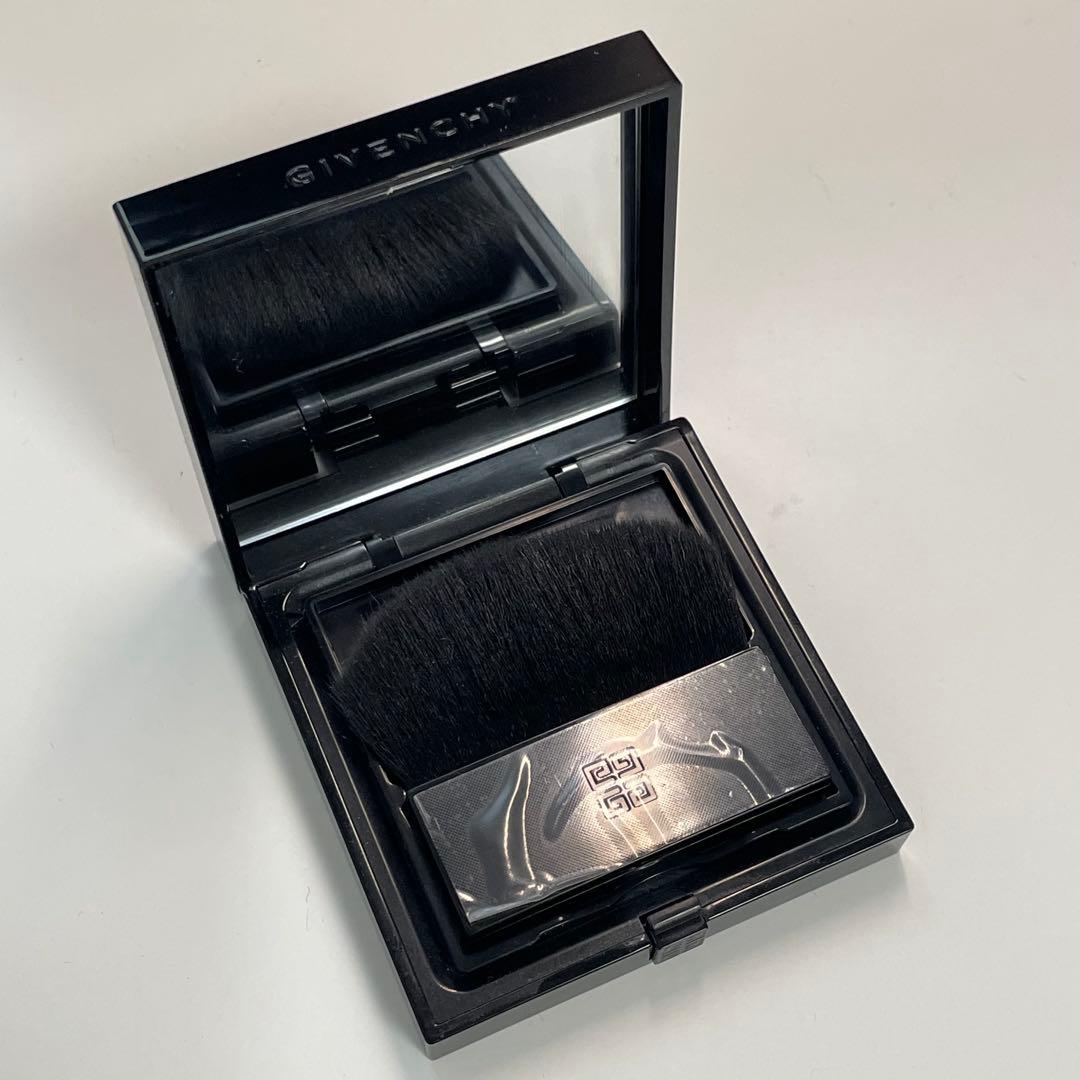 Givenchy プリズム・リーブル・プレストパウダー　2D01
