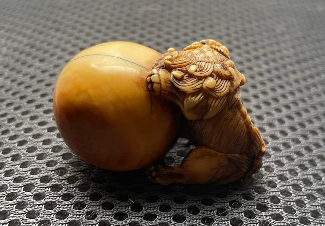 根付 獅子と玉 （骨 牙等天然素材） 銘有り。